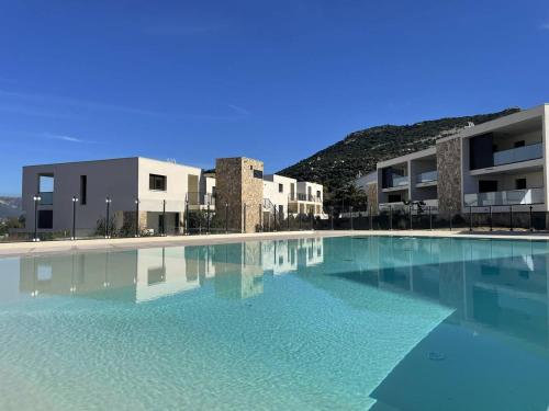 une grande piscine devant un immeuble dans l'établissement Appartement avec vue mer et citadelle, à Calvi