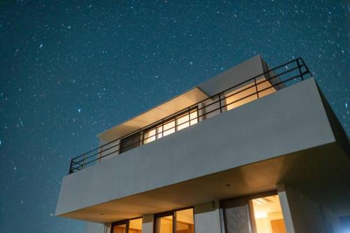 Balkón nebo terasa v ubytování オーシャンビューの新築インテリアデザインを貸切!!テラス付きの宿で最高の休日をお楽しみください