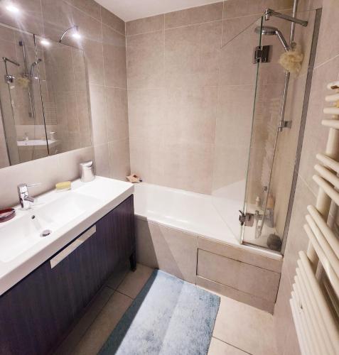 une salle de bain avec une baignoire, un lavabo et une douche dans l'établissement Homeloveparis, à Paris