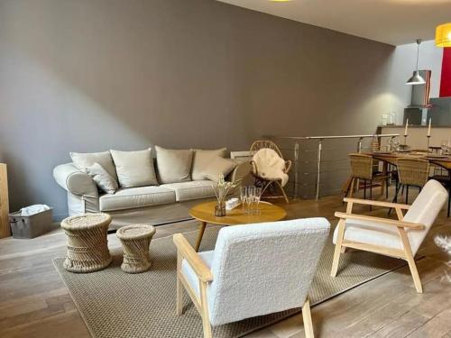 un salon avec un canapé, des chaises et une table dans l'établissement Chic 4 personnes Hypercentre 5 Minutes Avenue De Champagne, à Épernay
