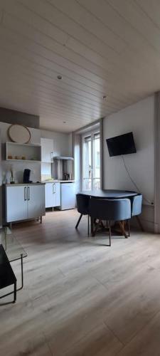 une grande pièce avec une table de billard à l'intérieur dans l'établissement Le Carnot 3, proche du centre historique, à Besançon