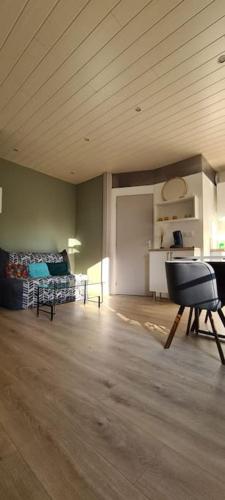 un salon avec un canapé et une table dans l'établissement Le Carnot 3, proche du centre historique, à Besançon