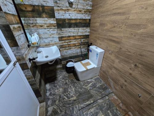 a bathroom with a toilet and a sink at Ceylon wilpattu safaris & lodging in Wilpattu