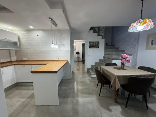 ラ・リネア・デ・ラ・コンセプションにあるCasa PRECIOSA ideal para familiasのテーブルと椅子のあるキッチンとダイニングルーム