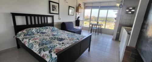 a bedroom with a bed with a floral bedspread at Estudio I Loft, La Pineda, Salou, playa, Port Aventura in La Pineda
