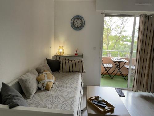 Cette chambre comprend un lit avec un ours en peluche. dans l'établissement Studio cosy, à Balaruc-les-Bains
