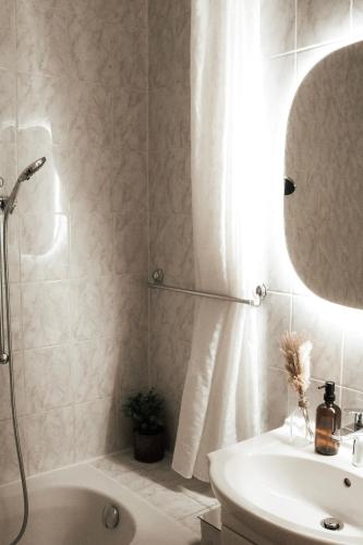 Cozy and charming apartment near city centre with 2 bathrooms