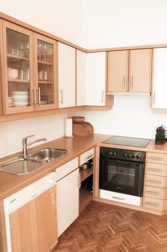 Cozy and charming apartment near city centre with 2 bathrooms