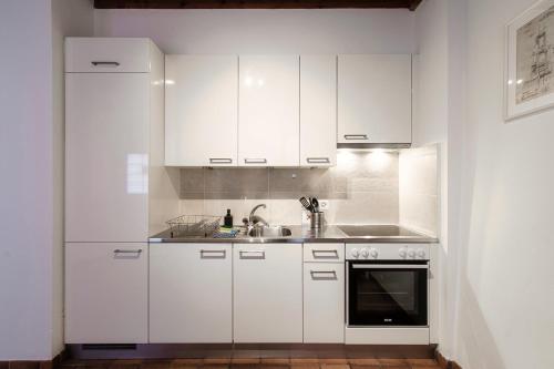 Kuchyň nebo kuchyňský kout v ubytování Pardo Apartments by Quokka 360 - Locarno old town