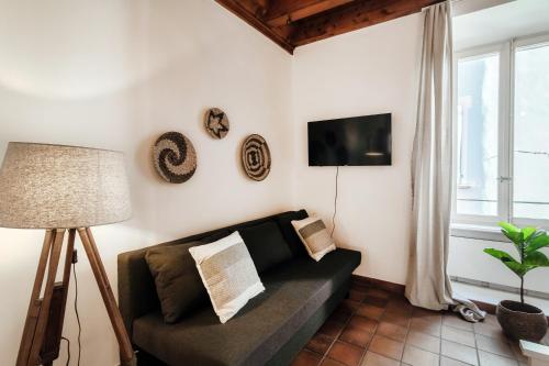 TV a/nebo společenská místnost v ubytování Pardo Apartments by Quokka 360 - Locarno old town