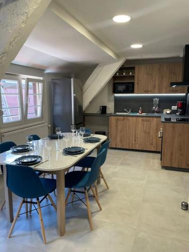 - une salle à manger avec une table et des verres à vin dans l'établissement Appartement cosy au centre-ville avec garage, à Sélestat