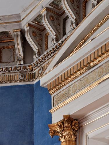 an ornate ceiling in a room with blue walls at Pałac Potockich w Będlewie in Będlewo