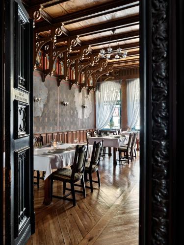 a restaurant with tables and chairs in a room at Pałac Potockich w Będlewie in Będlewo