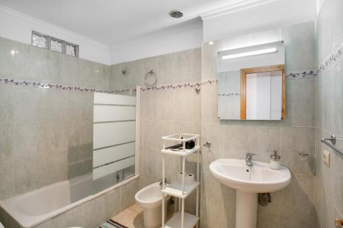 Ένα μπάνιο στο Exposito's Vacation Home