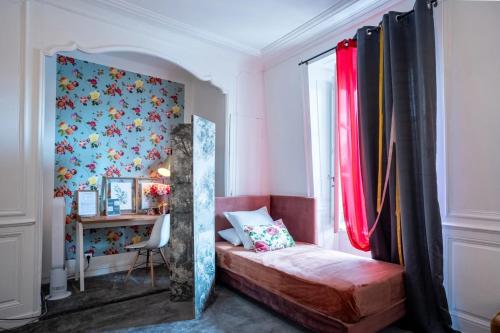 Le Henri II - logements d'exceptions entièrement autonomesにあるベッド