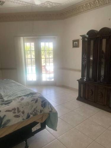 Ein Bett oder Betten in einem Zimmer der Unterkunft Port Charlotte Palms-Pet friendly, Heated Private Pool and Mini Orchard