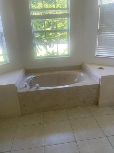 Galeriebild der Unterkunft Port Charlotte Palms-Pet friendly, Heated Private Pool and Mini Orchard in Port Charlotte