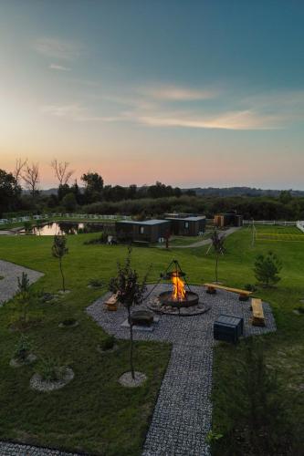 a fire pit in the middle of a park at Lisi Ogon zanurzeni w naturze in Lisi Ogon