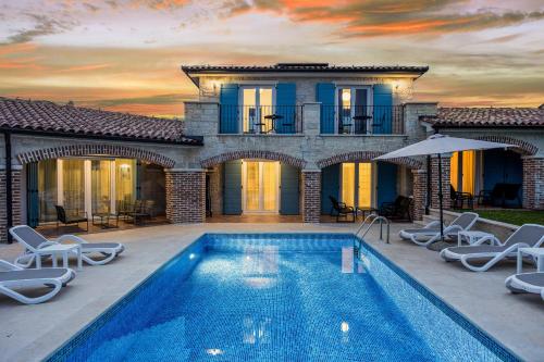 Villa Mila in Medulin with sea view and private pool only 300 meters from the beach