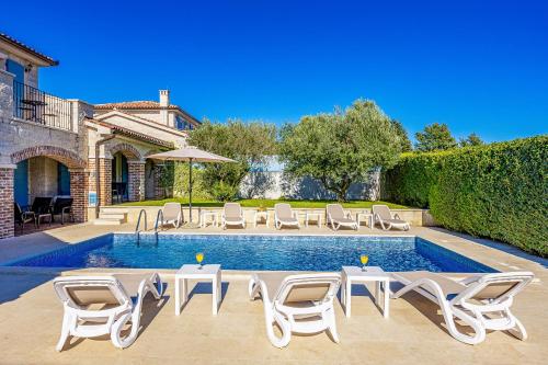 Villa Mila in Medulin with sea view and private pool only 300 meters from the beach