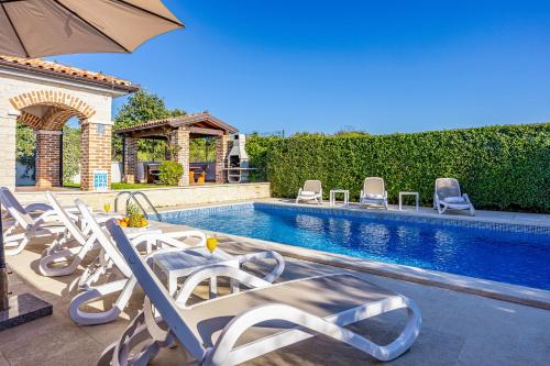Villa Bosco in Medulin with sea view and private pool only 300 meters from the beach