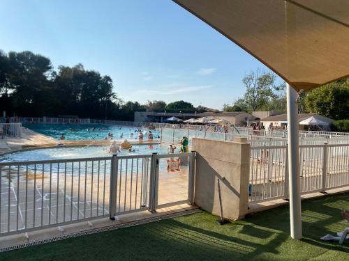 - une piscine avec des personnes à l'eau dans l'établissement Sci des fontaines, à Six-Fours-les-Plages