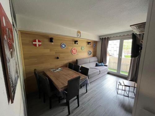 un salon avec une table et un canapé dans l'établissement Appartement au pied des pistes, à Saint-François-Longchamp