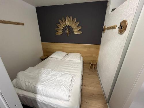 une petite chambre avec un lit dans une pièce dans l'établissement Appartement au pied des pistes, à Saint-François-Longchamp