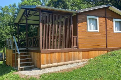une grande cabane en bois avec un escalier en gazon dans l'établissement le chalet de la source, à Saint-Sylvain