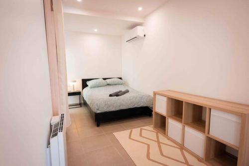 une petite chambre avec un lit dans une pièce dans l'établissement Appart 3 Grand 2 pièces en plein centre avec place de parking, à Aix-les-Bains