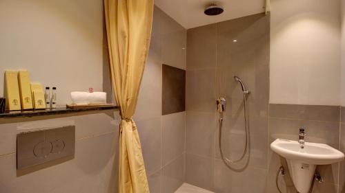 Rhythm Gurugram Hotel & Suites, Sohna Roadにあるバスルーム