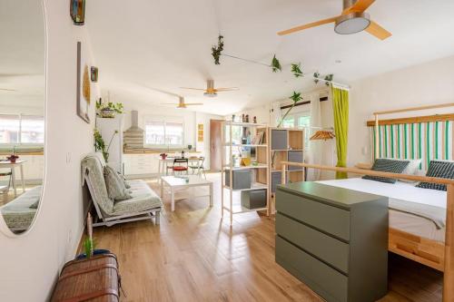 Χώρος καθιστικού στο Guest house with shared pool.