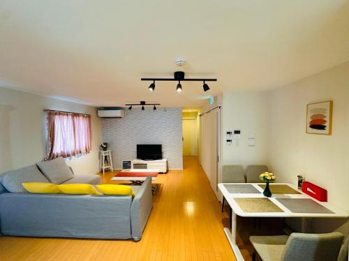 New Private Villa in Central Osaka with Free Parking, Over 100 Square Meters, Spacious Living Room, 35 Square Meter Master Bedroom, 18 Minute Walk to Namba