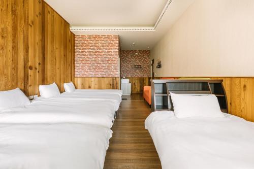 a row of beds lined up in a room at Cingjing Star Lohas Manor B&B in Renai