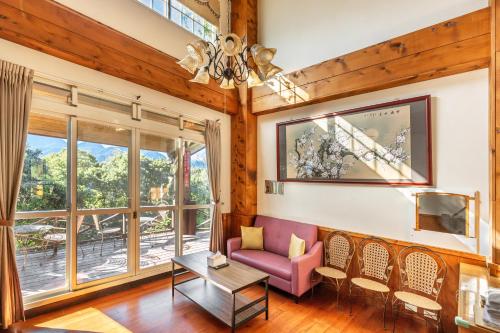 a living room with a couch and a table at Cingjing Star Lohas Manor B&B in Renai