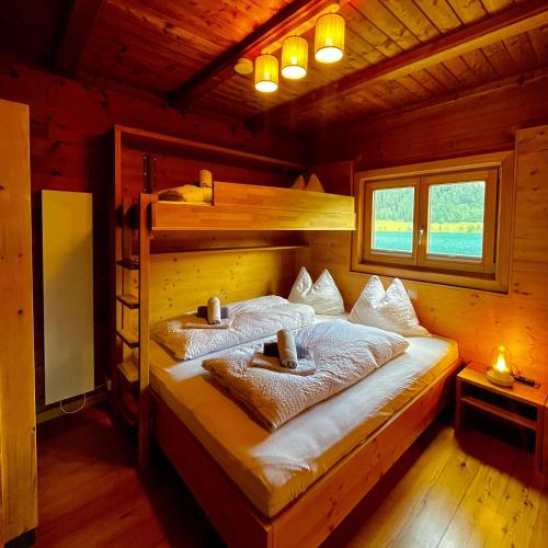 Ein Bett oder Betten in einem Zimmer der Unterkunft Chalets Zöhrer - Wohnen am Wasser