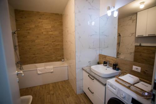 Ένα μπάνιο στο Cozy Apartments at Ared Imar near by Mall