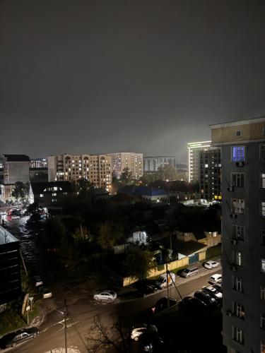 Una vista general de Bishkek o una vista desde la ciudad tomada desde el departamento
