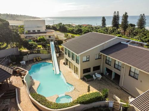 een luchtfoto van een huis met een zwembad bij Banana Beach B4 in Melville