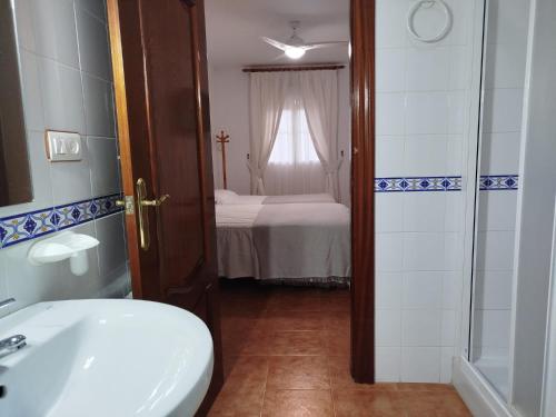 a bathroom with a sink and a toilet and a tub at Alojamiento Árdales in Frailes