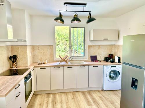 Kuchyň nebo kuchyňský kout v ubytování Le Roquefeuil T4 Duplex St-Gilles