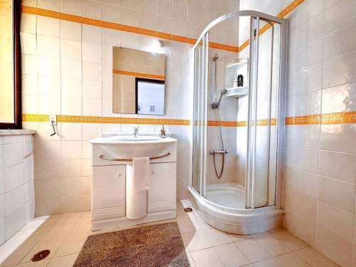 een witte badkamer met een wastafel en een douche bij Big Private Room W bathroom in Oeiras