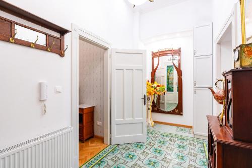 Luxury Art Nouveau apartment next to Parliament building 1054 Budapest, 9 Hold utca kép - 3