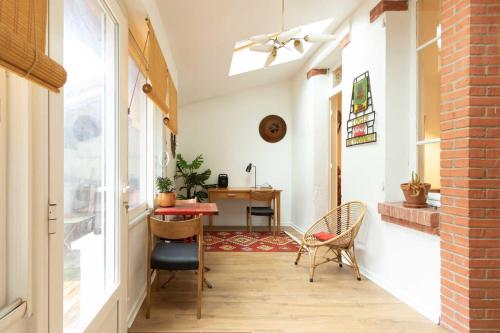 - un couloir avec des chaises et un bureau dans la chambre dans l'établissement Villa Cécile - Climatisée avec jardin et parking, à Albi