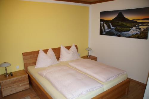 ローファーにあるFerienwohnungen Haus Mindermannのベッドルーム(白い枕のベッド1台付)