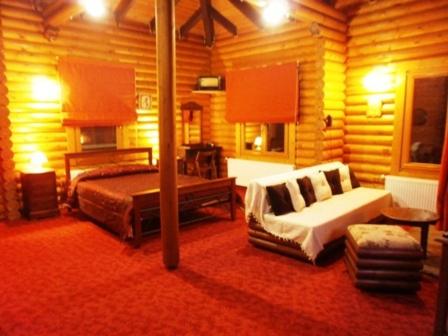 1 dormitorio con 2 camas y 1 silla en una habitación en Stivakti Chalet en Áyios Nikólaos