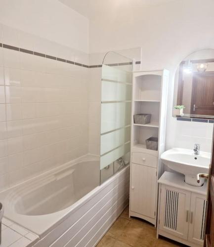 une salle de bain avec une douche, un lavabo et une baignoire dans l'établissement Mini villa 70 - piscine chauffée, à Serra-di-Ferro