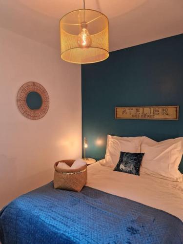 une chambre avec un lit avec un mur bleu dans l'établissement Mini villa 70 - piscine chauffée, à Serra-di-Ferro