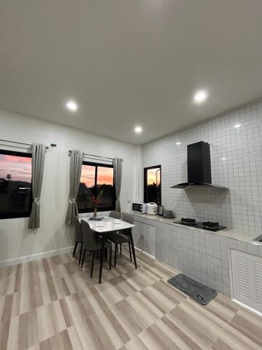 a kitchen and dining room with a table and chairs at Cozy Vazn House Krabi Klong Muang in Ban Khao Klom