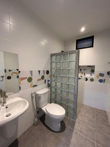a bathroom with a toilet and a sink at Cozy Vazn House Krabi Klong Muang in Ban Khao Klom